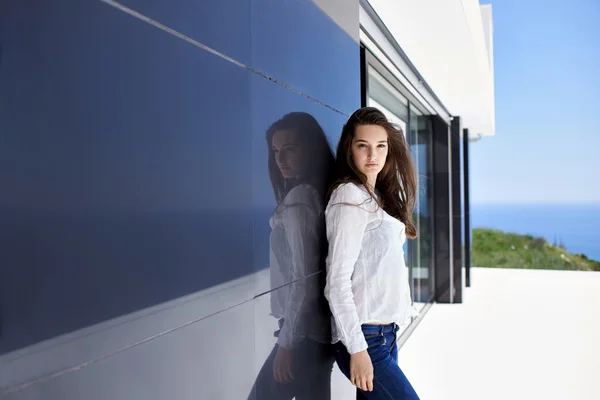 Mujer relajada en frente de la casa moderna de lujo —  Fotos de Stock