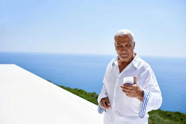 Homme âgé utilisant un téléphone intelligent — Photo