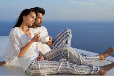 Mutlu genç romantik çifte Teras