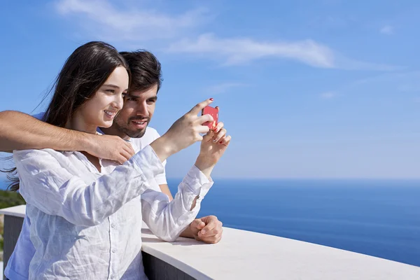 Jeune couple prenant selfie avec téléphone — Photo