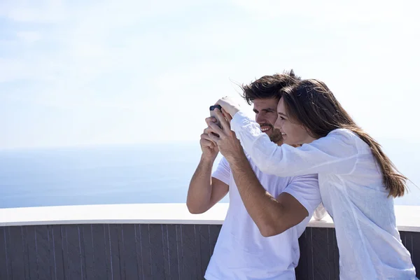 Ungt par med selfie med telefon — Stockfoto