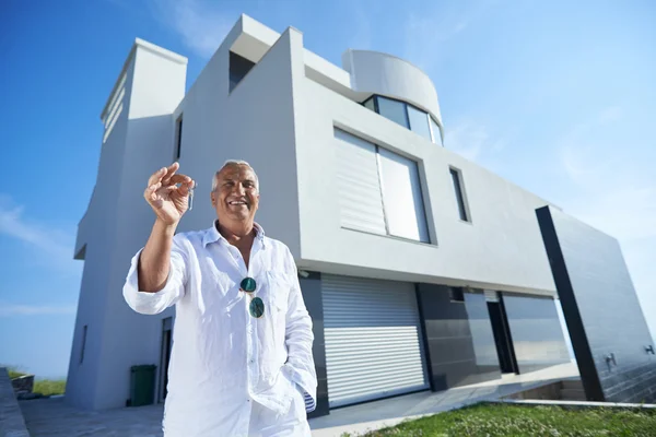 Senior mannen framför moderna hemmet — Stockfoto