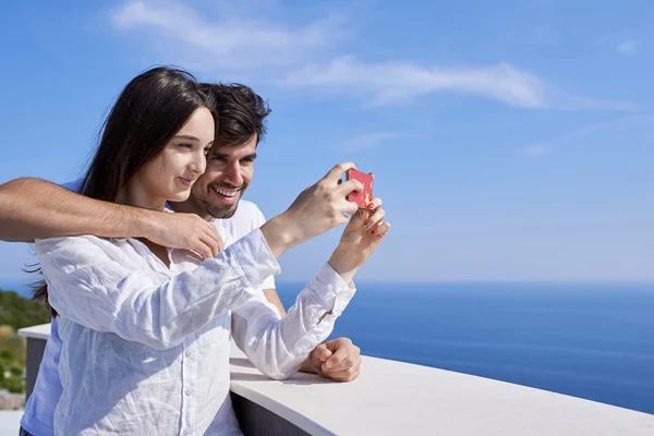 Casal jovem tomando selfie com telefone — Fotografia de Stock