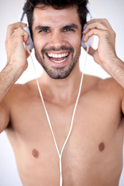 Beau jeune homme écoutant de la musique — Photo