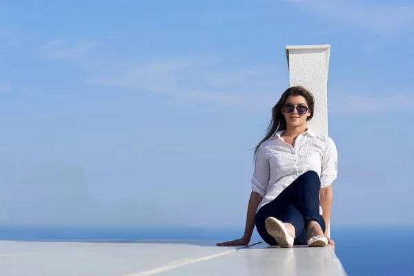 Mulher relaxada no terraço — Fotografia de Stock