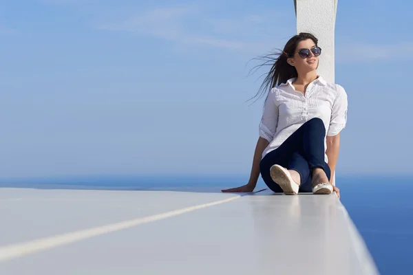 Mulher relaxada no terraço — Fotografia de Stock