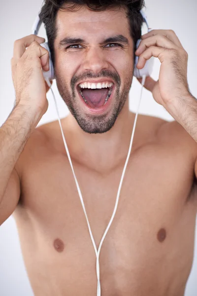 Joven guapo escuchando música —  Fotos de Stock