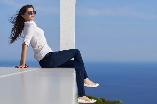 Mulher relaxada no terraço — Fotografia de Stock