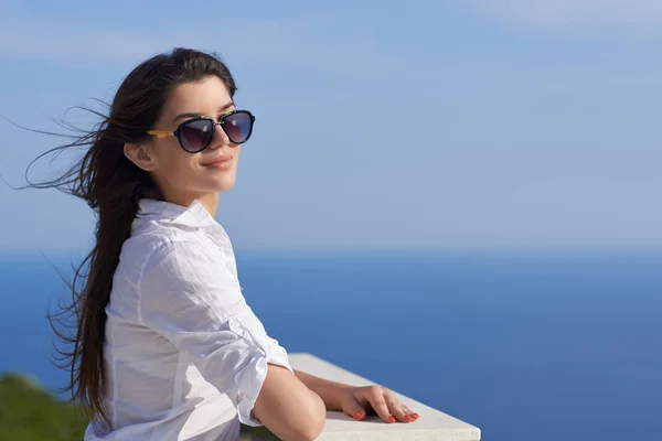 Entspannte junge Frau mit Sonnenbrille — Stockfoto