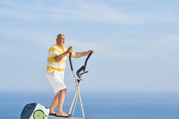 Homme âgé en bonne santé travaillant — Photo