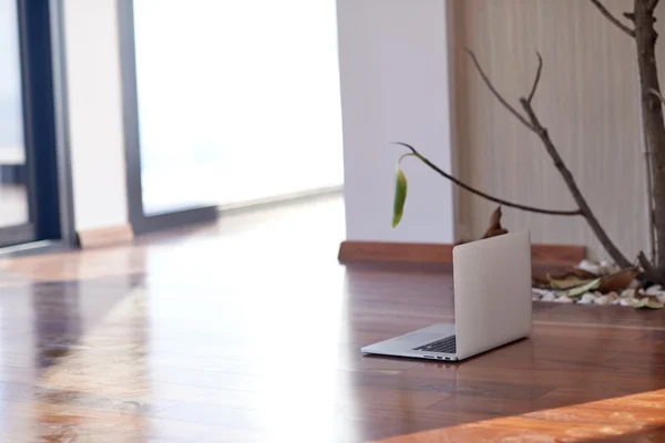 Modern home indoors with laptop on floor — Stock Photo, Image