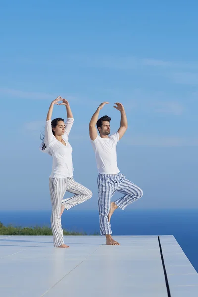 Giovane coppia praticare yoga — Foto Stock