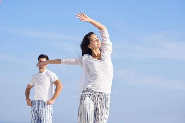 Romantisches Paar auf der heimischen Terrasse — Stockfoto