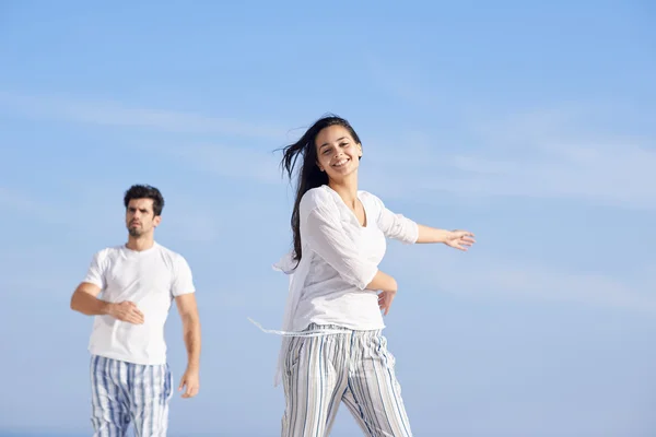 Jovem casal romântico feliz no terraço — Fotografia de Stock