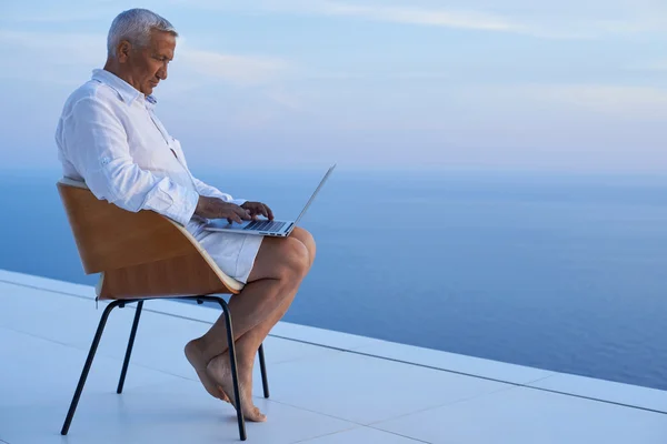 Senior man working on laptop computer — Stock Photo, Image