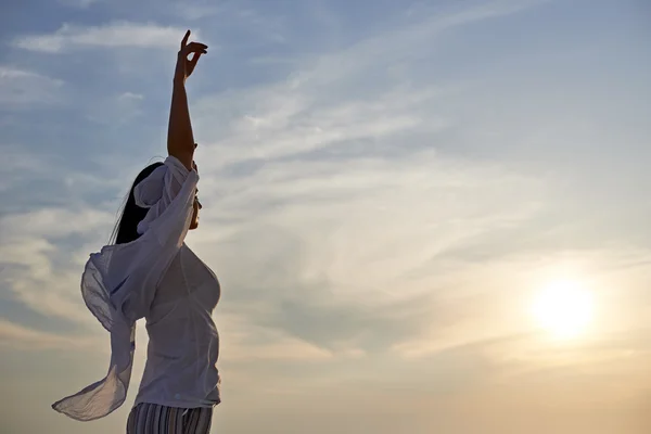 Jovem mulher e pôr do sol — Fotografia de Stock