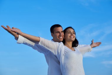 Eğleniyor ve evde rahatlatıcı bir çift