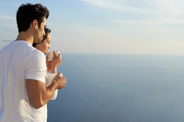 Glückliches junges romantisches Paar auf der heimischen Terrasse — Stockfoto