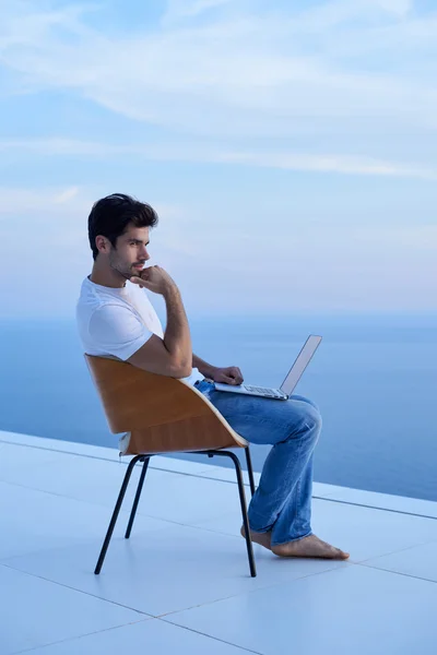 Rilassato giovane uomo a casa sul balcone — Foto Stock