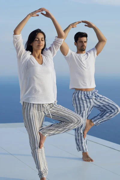 Young couple practicing yoga — Stock Photo, Image