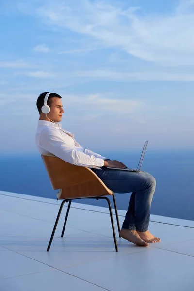 Rilassato giovane uomo a casa sul balcone — Foto Stock