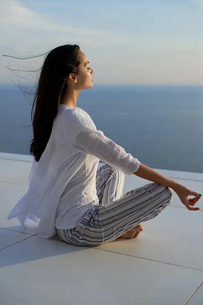 Junge Frau praktiziert Yoga — Stockfoto