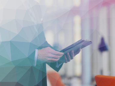 Tablet bilgisayarda çalışan üst düzey iş adamı