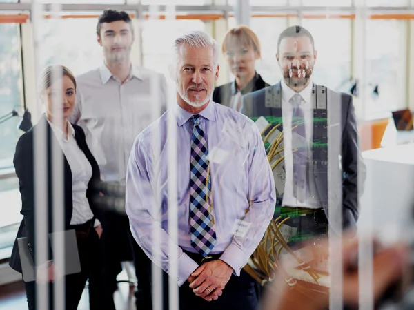 Empresário sênior com sua equipe no escritório — Fotografia de Stock