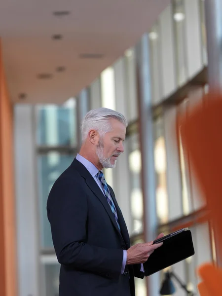 Senior affärsman arbetar på tablet PC — Stockfoto