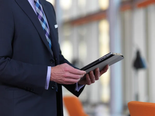 Senior affärsman arbetar på tablet PC — Stockfoto