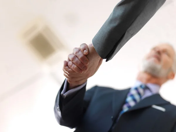 Бізнес партнери рукостискання — стокове фото