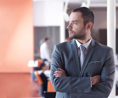 Genç işadamı portre modern ofis