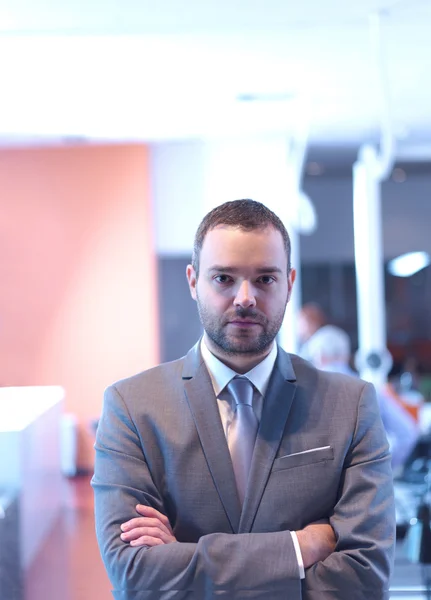 Portrait de jeune homme d'affaires au bureau moderne — Photo