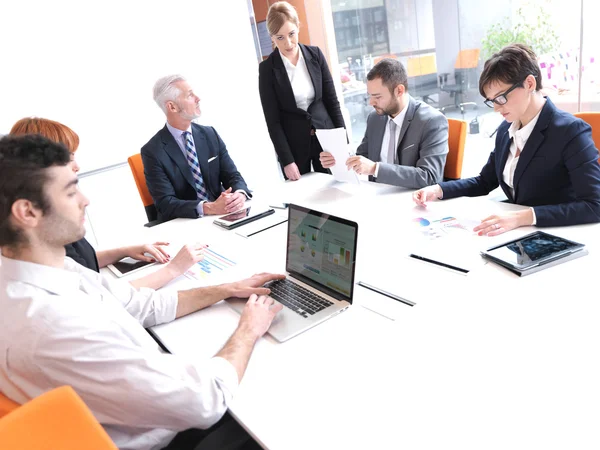 Groep van zakenmensen over vergadering — Stockfoto