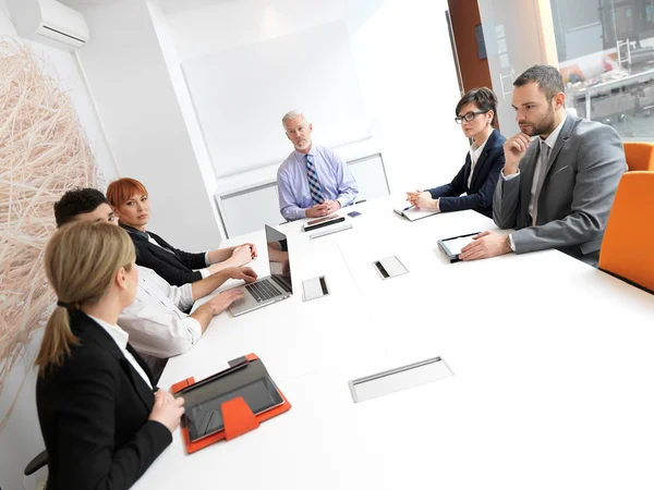 Groep van zakenmensen over vergadering — Stockfoto