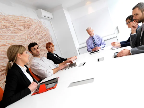 Группа деловых людей на встрече — стоковое фото