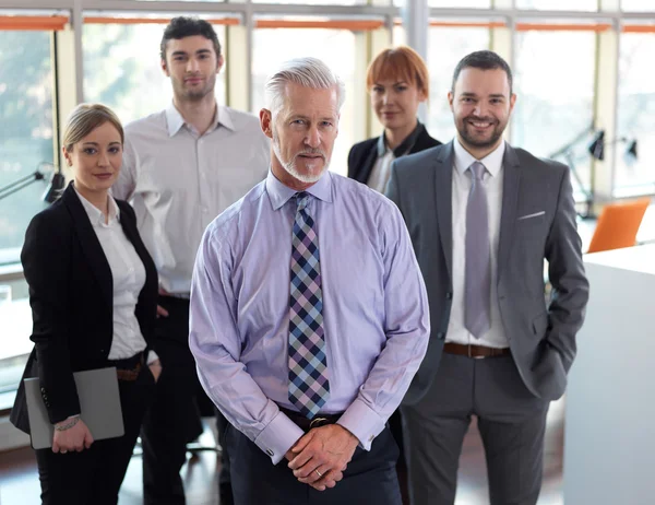 Senior affärsman med sitt team på kontor — Stockfoto