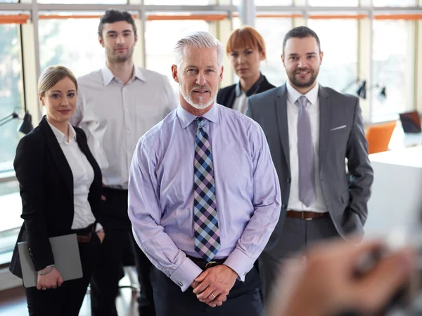 Senior affärsman med sitt team på kontoret — Stockfoto