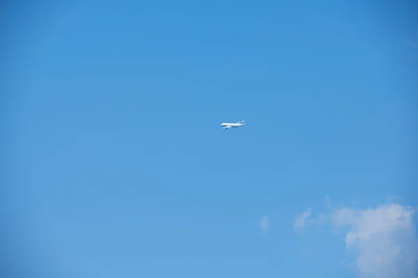 Moderno Viaje Avión Cielo Azul Claro Fondo — Foto de Stock