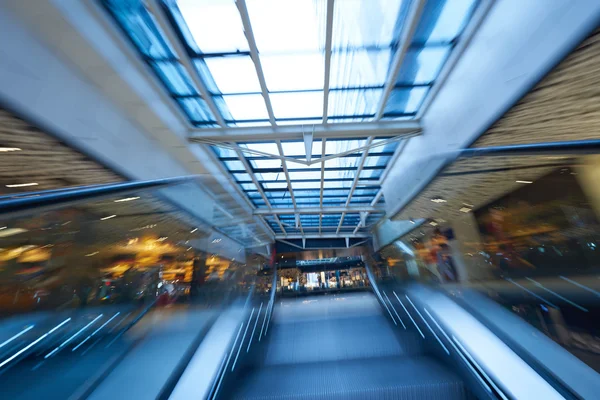 Centro comercial Escaleras mecánicas — Foto de Stock