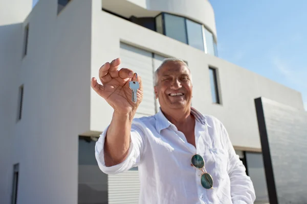 Uomo anziano di fronte alla casa moderna — Foto Stock