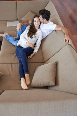 mutlu genç Romantik Çift eğlenmek ve evde kapalı relax