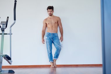 kulaklıklar müzik dinleme yakışıklı genç adam