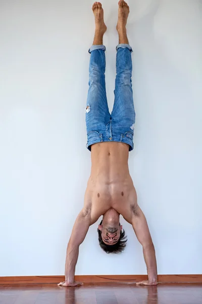 Shirtles bonito jovem em jeans — Fotografia de Stock