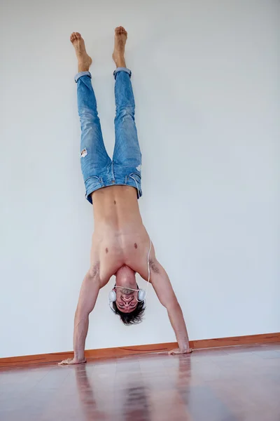 Joven guapo con auriculares — Foto de Stock