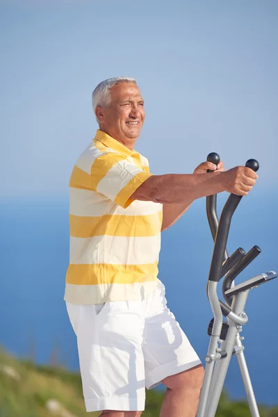 Healthy senior man working out — Stock Photo, Image