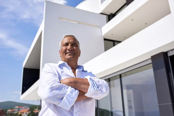 Uomo anziano di fronte alla casa moderna — Foto Stock