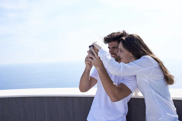 Jeune couple prenant selfie avec téléphone — Photo