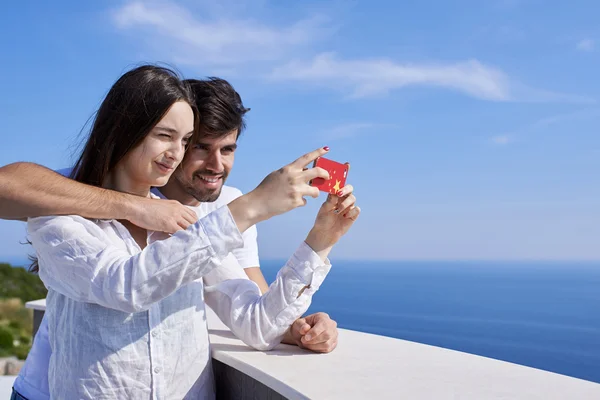 对年轻的夫妇采取自拍照手机 — 图库照片