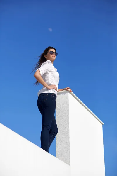 Mulher relaxada na frente da casa moderna de luxo — Fotografia de Stock